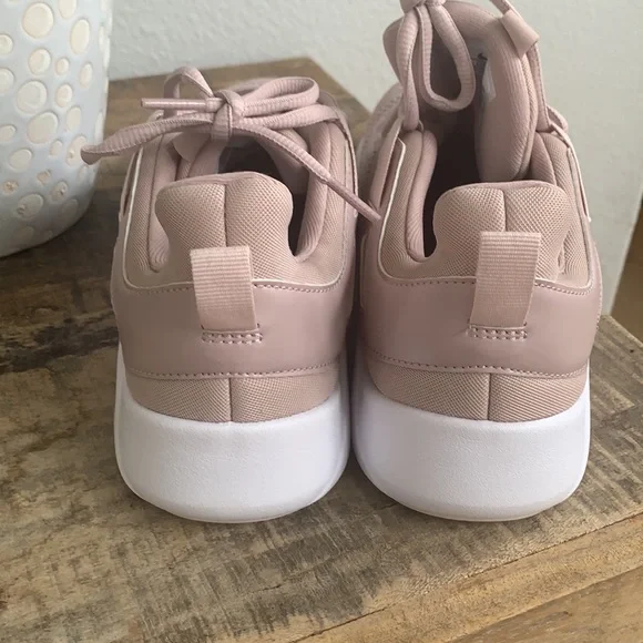 Nike legend women’s essential trainers. - Picture 5 of 7